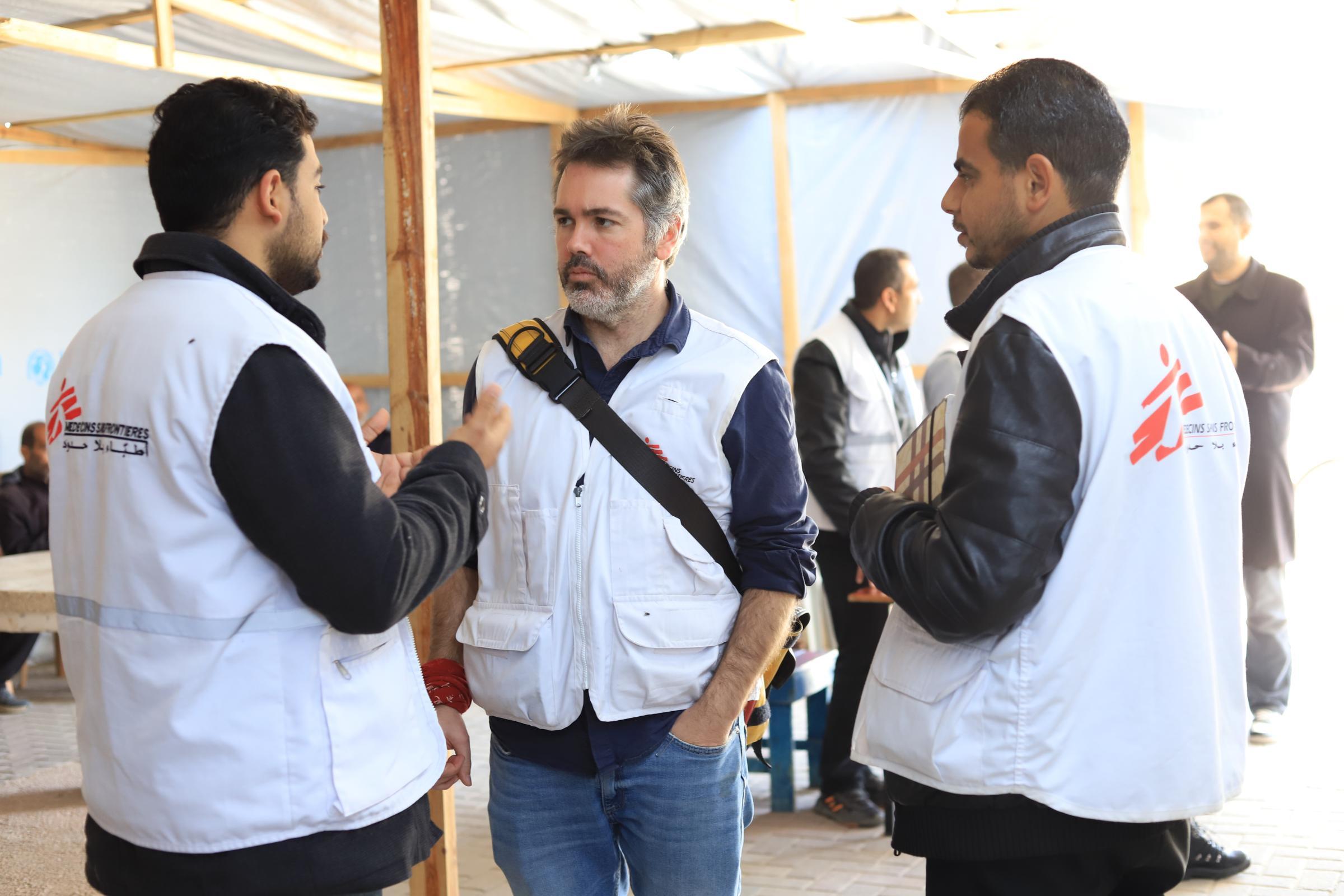 Le 20 mars 2024, le Secrétaire général de MSF a visité le poste de santé géré par MSF à Al Mawasi, dans la bande de Gaza. Il est ici photographié en train de discuter avec Mo'men (à droite), superviseur des soins infirmiers de MSF, et Ahmed (à gauche), promoteur de la santé. © Mariam Abu Dagga