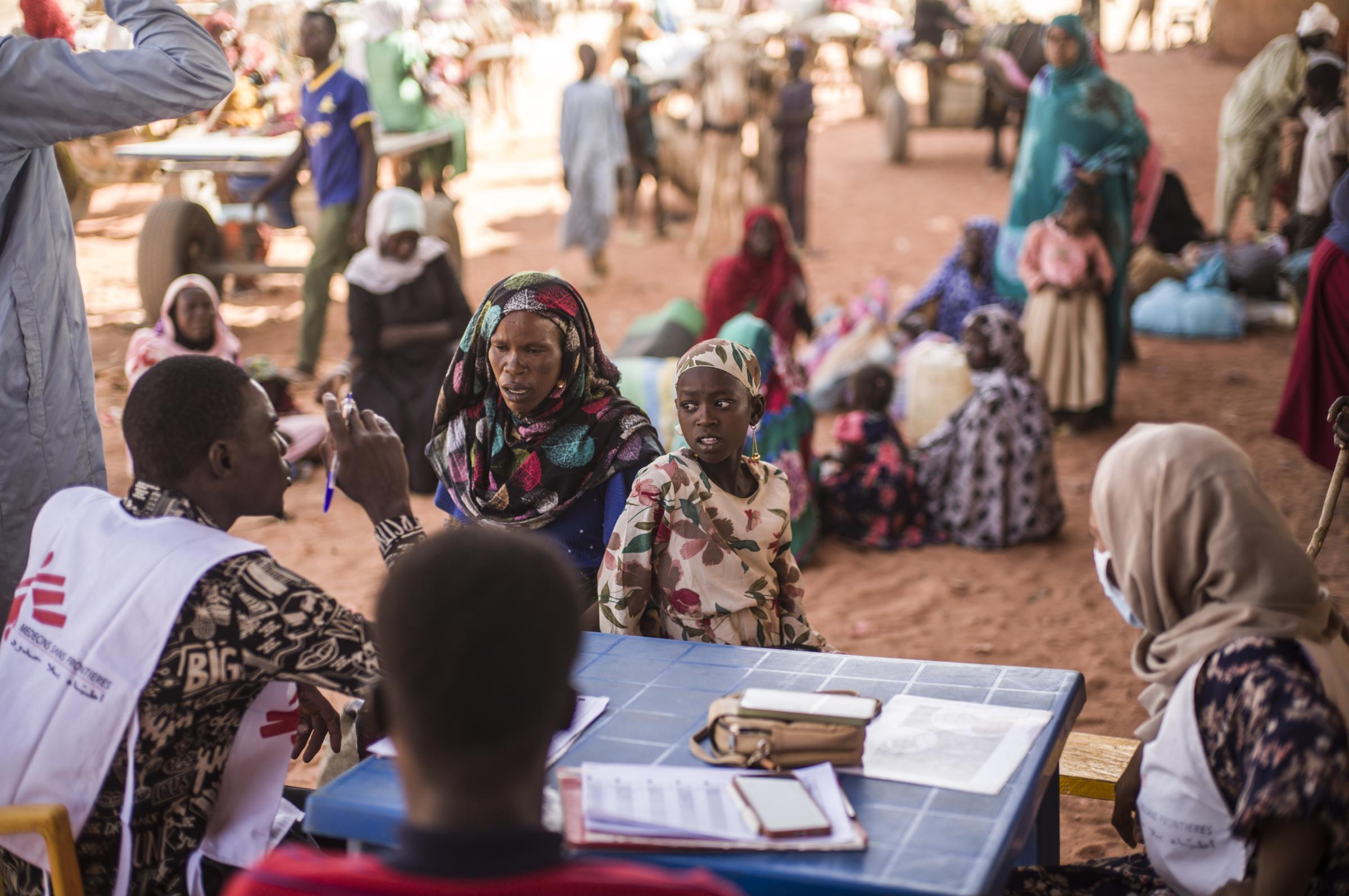 Poste frontière d’Adré entre le Tchad et le Soudan: De nouveaux arrivants attendent de s’enregistrer auprès des autorités tchadiennes avant de poursuivre leur route vers la ville d’Adré ou d’autres localités au Tchad. Tchad, avril, 2024 © Corentin Fohlen/Divergence