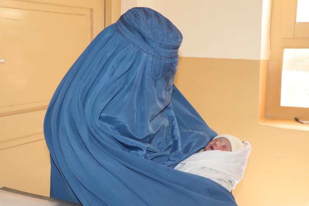 Latifa Hussaini, 24 ans, est mère de deux enfants et vit dans la vallée de Dar-e-Ali, dans le district de Yakawalang 1, dans la province de Bamyan. Afghanistan, avril 2025 © Logan Turner/MSF