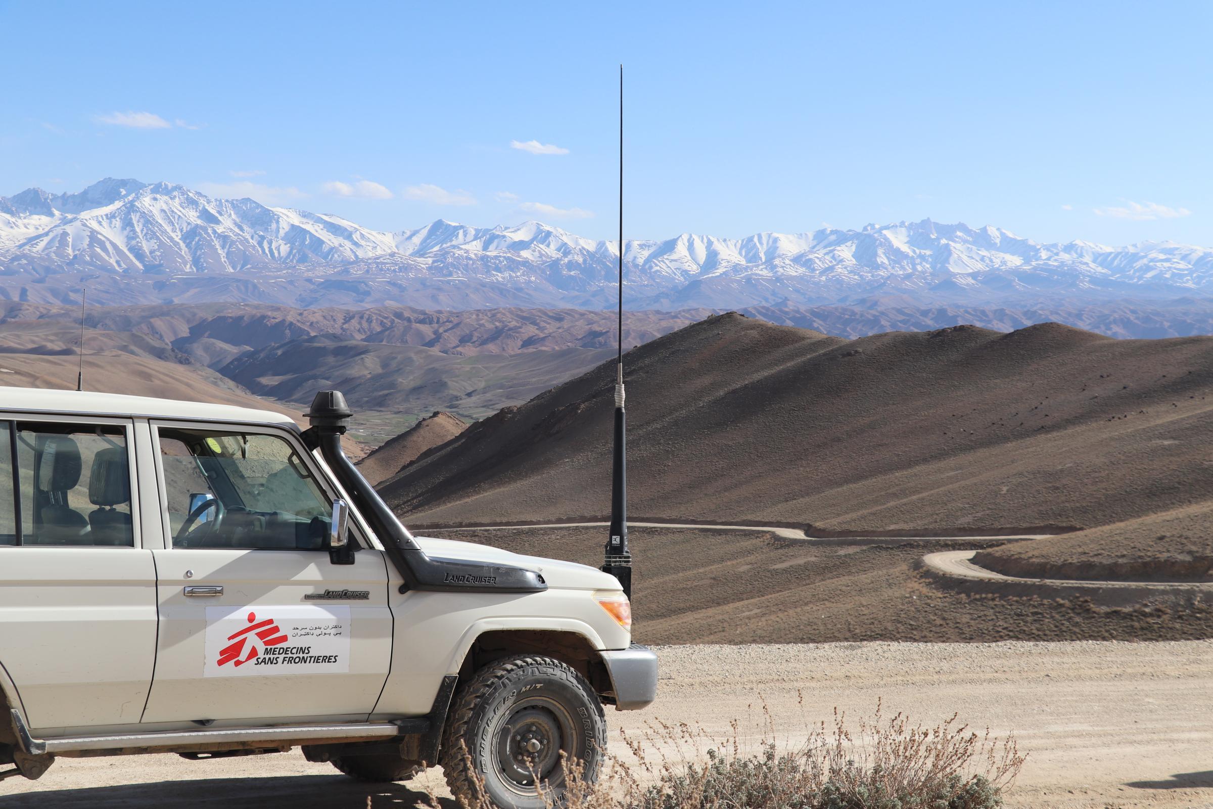 Véhicule MSF dans la vallée de Baghak, district de Shibar, province de Bamyan. Afghanistan, avril 2025 © Logan Turner/MSF