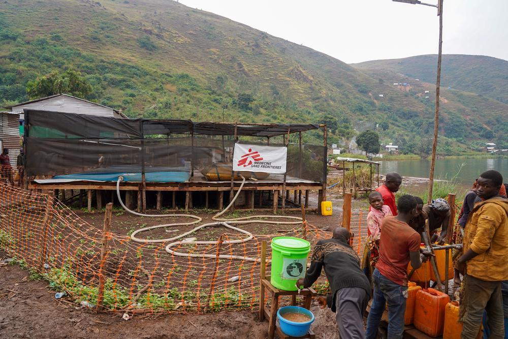 MSF a lancé une intervention d'urgence à Lomera, au Sud-Kivu, le 9 mai 2025, en réponse à une épidémie de choléra. Outre les soins médicaux, MSF a également installé une station de traitement de l'eau et un point de distribution, fournissant quelque 60 000 litres d'eau potable par jour. RDC, juin, 2025 © Sam Bradpiece/MSF 