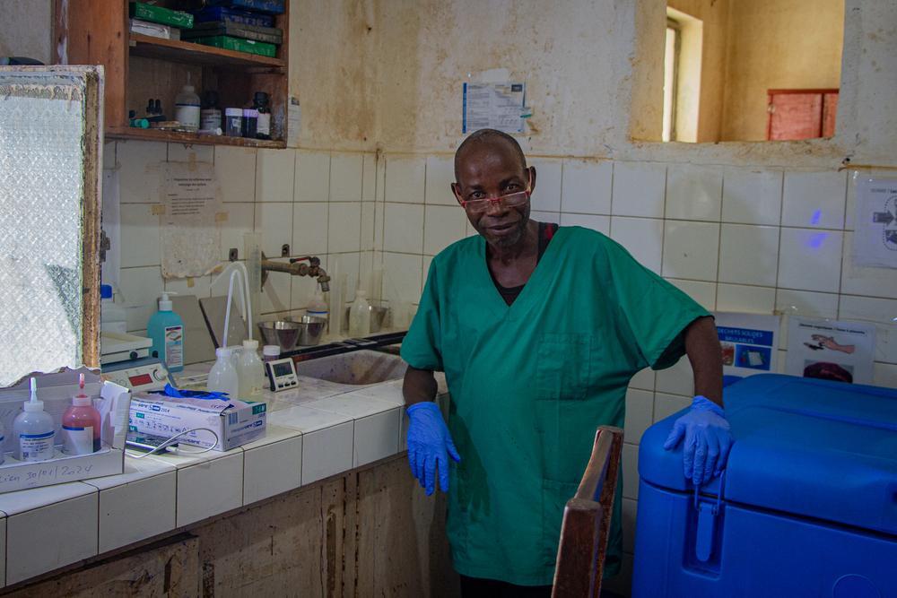 Christophe est technicien de laboratoire à l'hôpital général de référence de Walikale, soutenu par Médecins Sans Frontières, dans la province du Nord-Kivu, à l'est de la République démocratique du Congo. Il prépare les échantillons biologiques des patients et utilise des lames d'observation pour les analyser au microscope. Avril, 2024 © Marion Molinari/MSF
