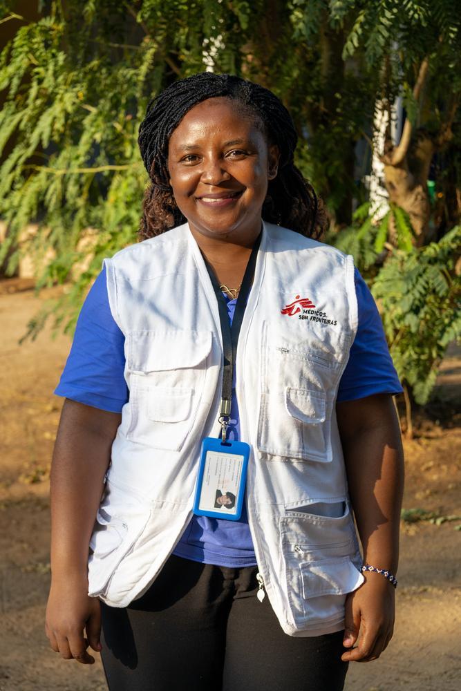 Sunga Antônio, sage-femme MSF à l'hôpital rural de Mocímboa da Praia, dans la province de Cabo Delgado, au nord du Mozambique, est particulièrement préoccupée par les soins maternels dans le contexte du conflit. Mocímboa da Praia, Cabo Delgado. Octobre, 2024 © Marília Gurgel/MSF