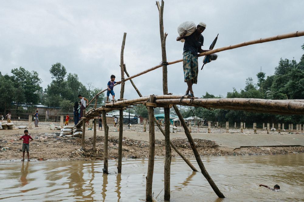 Un pont sépare les districts du camp de réfugiés de Kutupalong