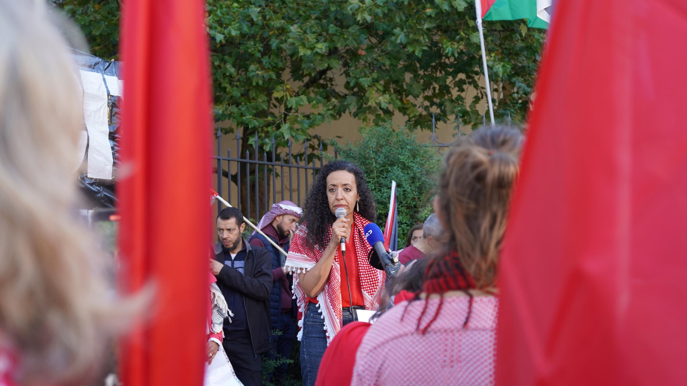 Au cœur de la Place Clairefontaine, le Dr Engy Ali, Présidente de MSF Luxembourg, a rappelé : « La situation à Gaza est apocalyptique, au-delà de tout ce qu’on peut imaginer. La population est affamée. » Luxembourg-ville. 28 septembre, 2025 © Louise Dhombres/MSF