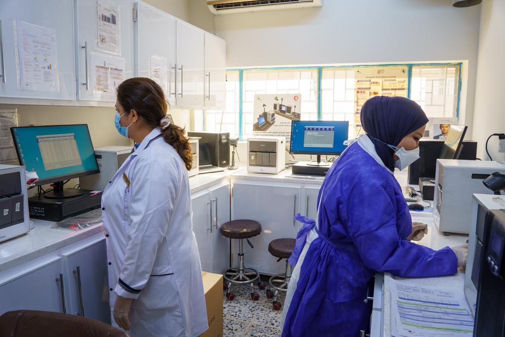 L’équipe de laboratoire de l’Institut national de la tuberculose effectue des tests de dépistage de la tuberculose à l’aide d’outils et de techniques modernes, Irak 