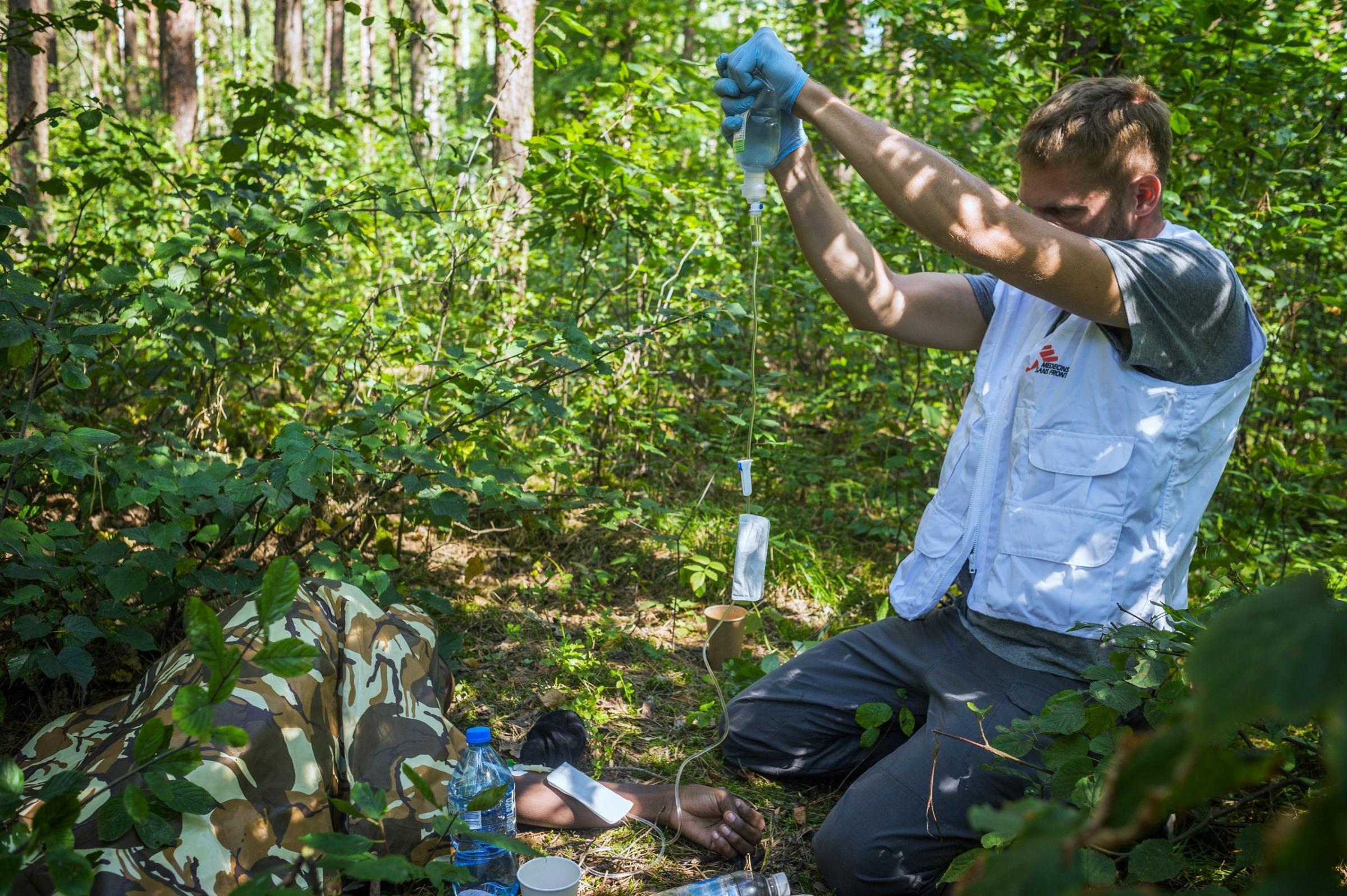 An MSF medic administering an IV line to a patient at the border. Credit: Małgorzata Klemens