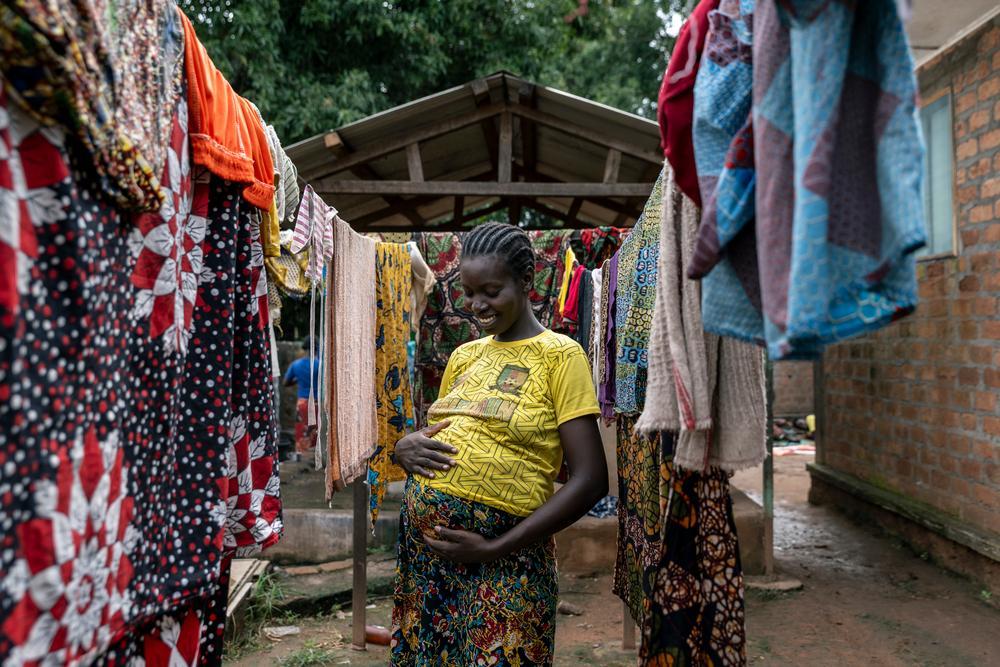 Alida Fiossona attend patiemment le jour de son accouchement et bénéficie toujours de soutien de MSF à la maison Bignola. Elle a été référée en urgence à l’hôpital de Batangafo, où elle a reçu 9 poches de sang.  © Arlette Bashizi