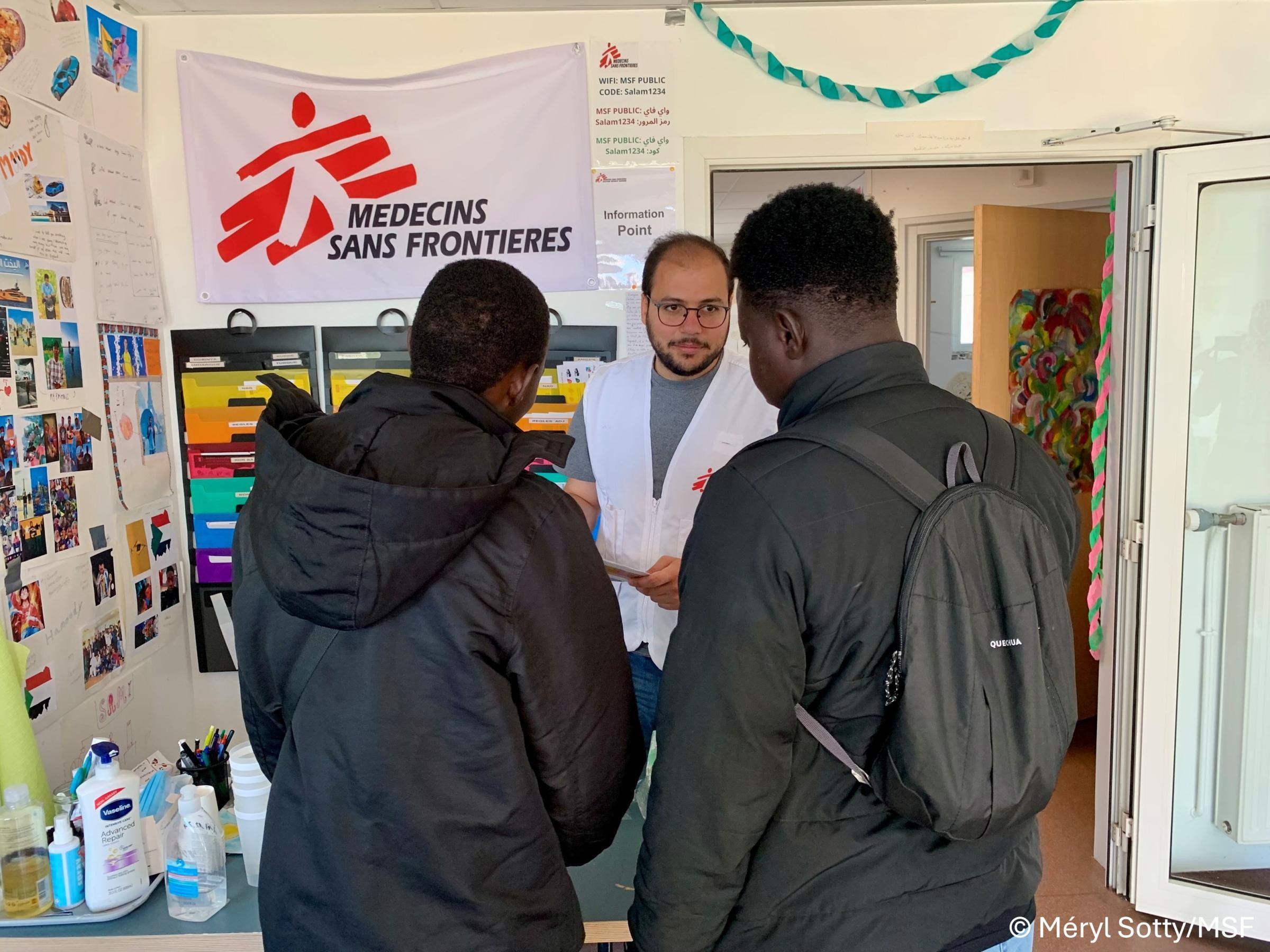 Un médiateur interculturel MSF échange avec deux mineurs non accompagnés au centre MSF à Calais, France