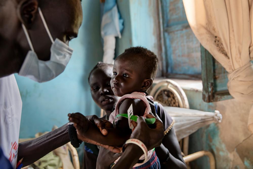Un membre MSF évalue l'état nutritionnel d'un enfant près du village de Kuom, au Soudan du Sud