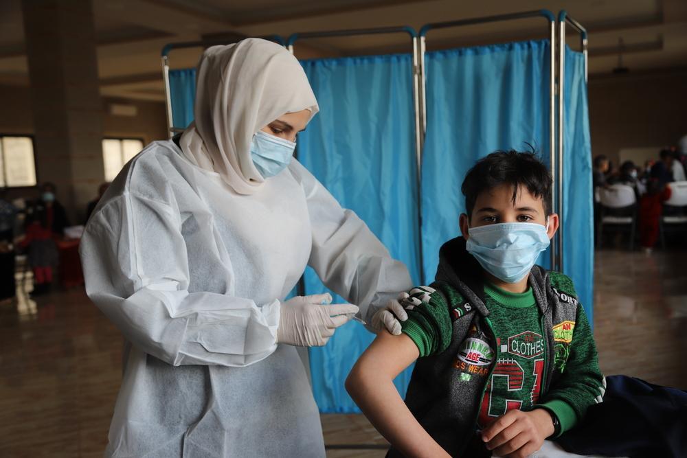 Un enfant recevant ses vaccins de routine dans le cadre de la campagne de vaccination de routine menée par MSF. Liban, février 2025 © Tracy Makhlouf 