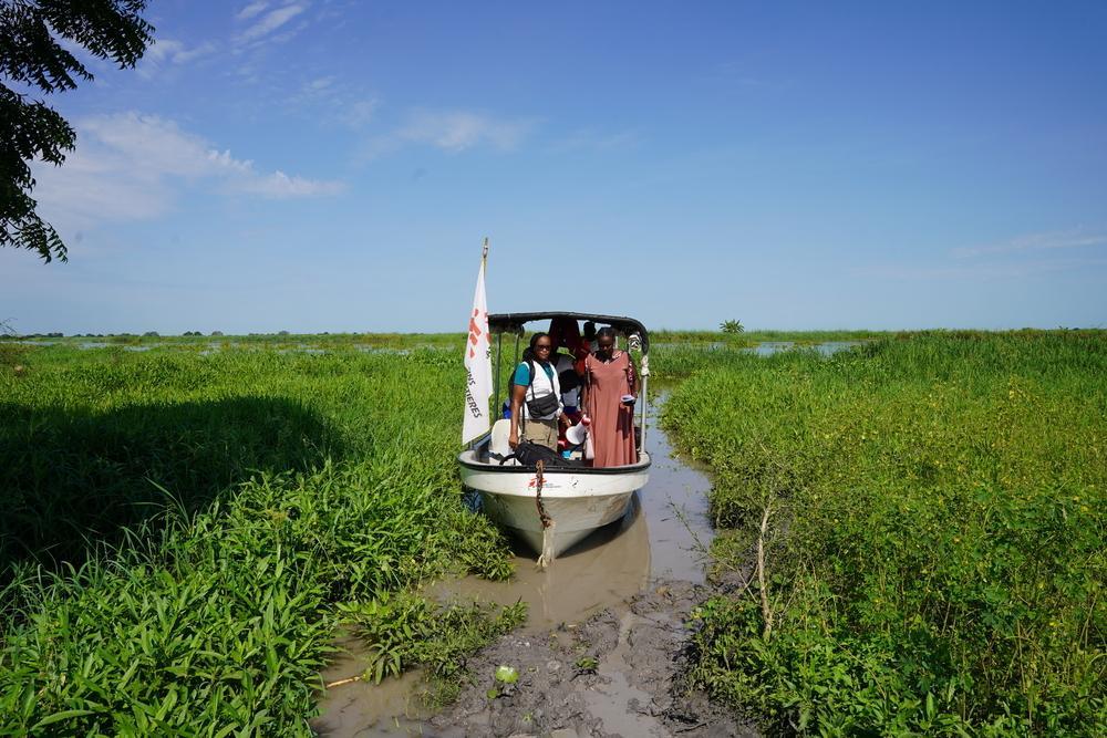 Une équipe mobile de MSF se rend en bateau dans un village isolé pour y dispenser des soins de santé primaires. À Ulang, MSF a apporté son soutien à 13 centres de soins de santé primaires en leur fournissant du personnel, des médicaments et d’autres ressources dans le cadre d’un modèle de soins décentralisé, améliorant ainsi l’accès aux soins pour les communautés vivant dans des zones difficiles d’accès. Soudan du Sud, octobre 2025 © Nasir Ghafoor/MSF 