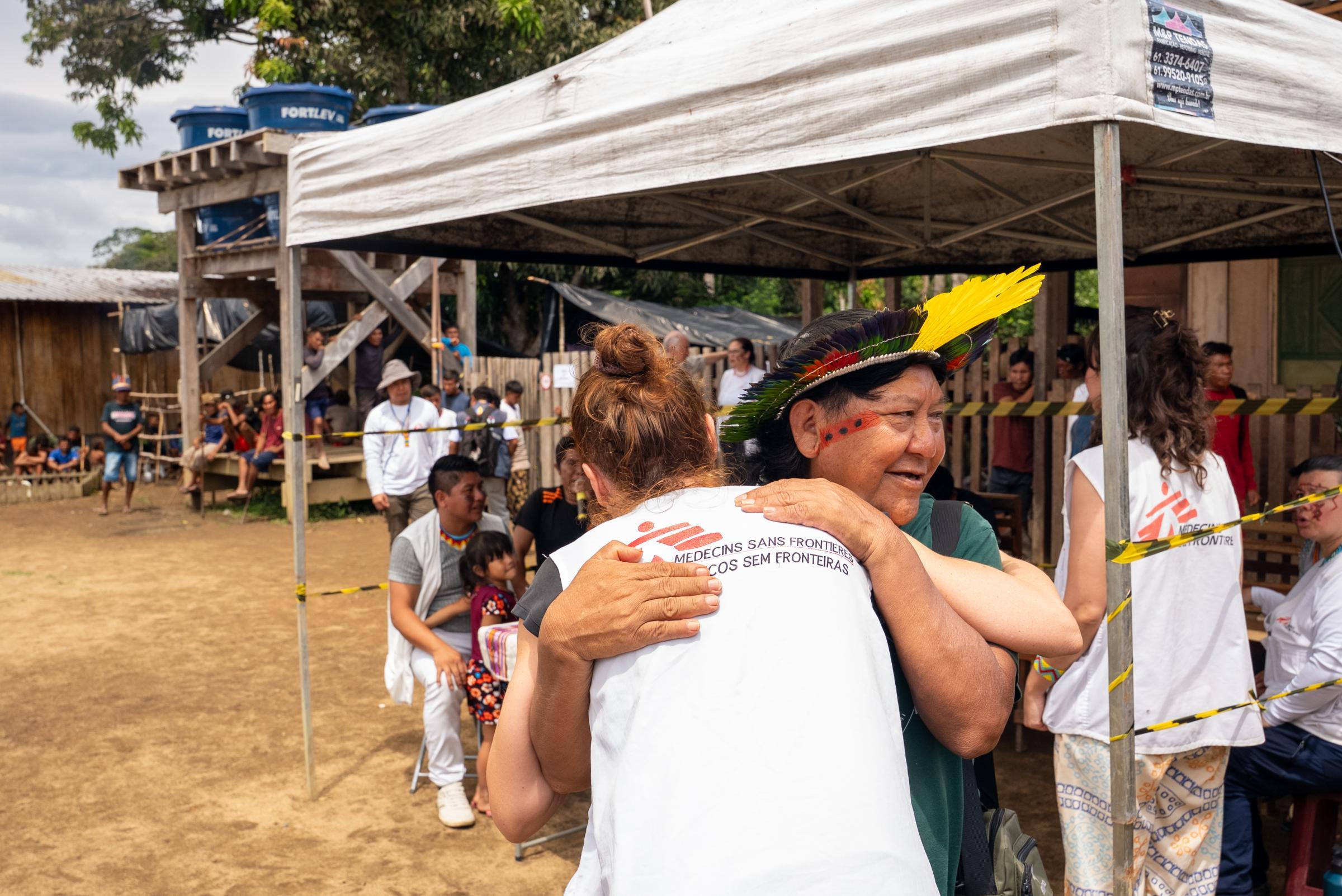 Brésil, Terre indigène yanomami, Roraima, novembre, 2025. Après presque trois ans d’activités médicales, MSF conclut son travail dans le plus vaste territoire autochtone du Brésil. Le leader yanomami Davi Kopenawa était présent à la cérémonie de clôture. ©Marília Gurgel/MSF