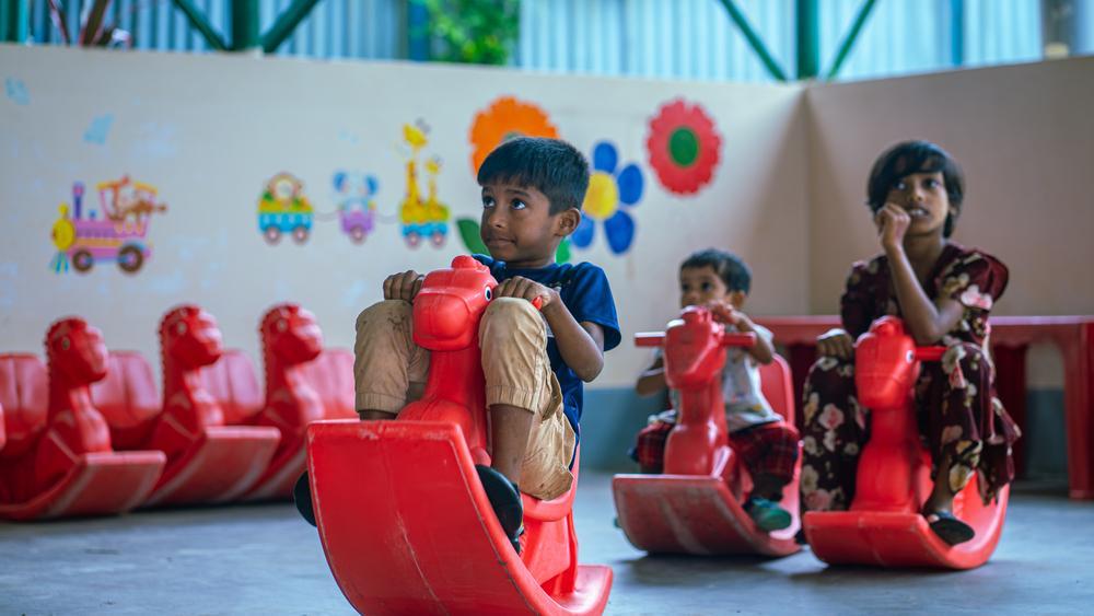 Mohammad Kaiser, Taslima et Jannatul Ferdous jouent ensemble dans l'aire de jeux réservée aux enfants du service de santé mentale de l'hôpital de Kutupalong de MSF. Bangladesh, août, 2026 © Nazmul Islam/MSF 