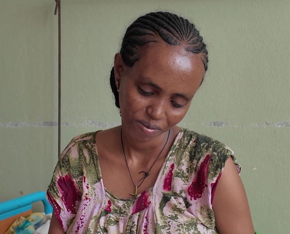 Zayed Gebremariam, mère de jumeaux nouveau-nés, reçoit des soins aux côtés de ses bébés au sein de l'unité de soins intensifs néonatals (USIN) de l'hôpital général Maiani de Sheraro, dans la région du Tigré. Éthiopie, juillet, 2026 © Muhammad Tahir/MSF  