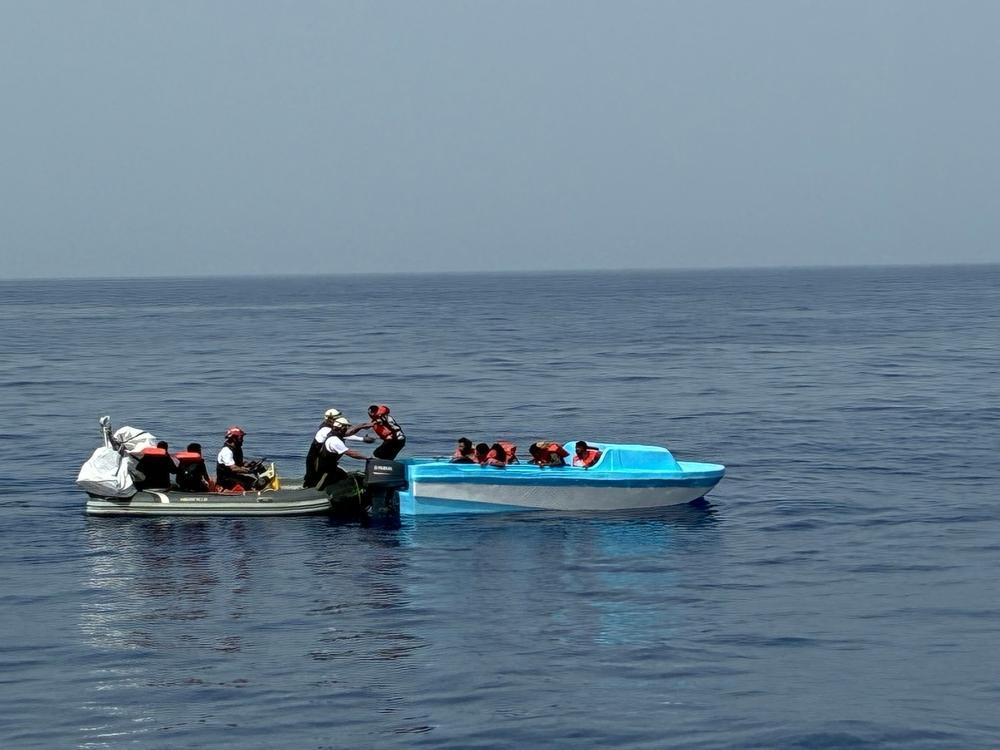 Le bateau pneumatique à coque rigide de MSF s'approche d'un bateau transportant 18 survivants après plus de 24 heures en mer. Italie, Mer Méditerranée, août, 2026 © MSF