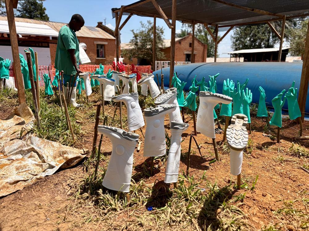 Les gants et les bottes utilisés par les équipes médicales du centre de traitement de la tuberculose (ETC) de MSF à Bambu sèchent au soleil après avoir été nettoyés et désinfectés. Ituri, DRC. Juillet, 2026 © Kristen Poels/MSF 