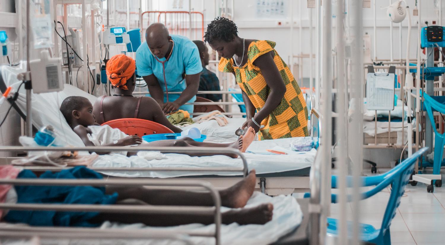 Le personnel médical avec un jeune patient à l'hôpital national Simao Mendes à Bissau, la capitale de la Guinée Bissau, où MSF gère un projet pédiatrique d'urgence. Août 2018. 