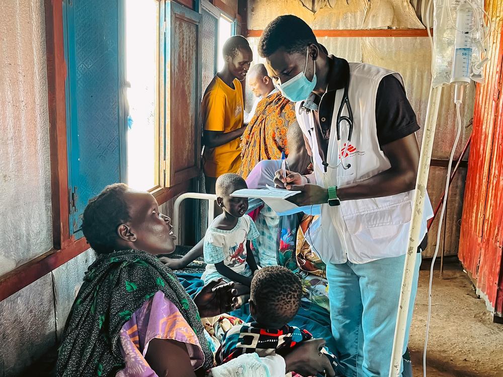 Des médecins MSF s'occupent d'enfants dans l'unité d'isolement de la rougeole au camp de réfugiés d'Um Sangour, dans l'État du Nil Blanc 