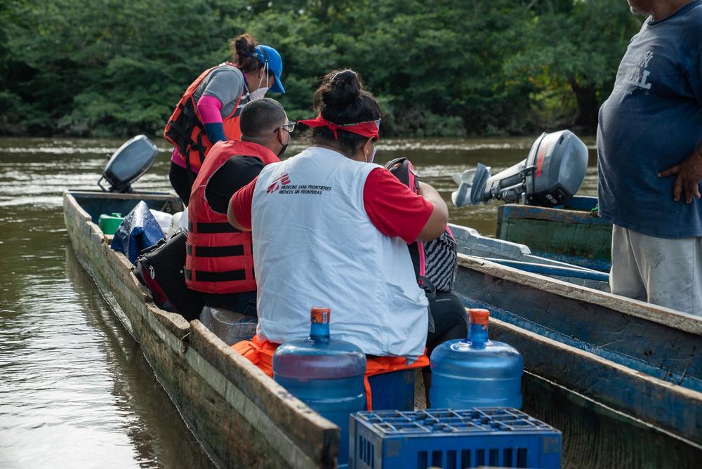 To get to Bajo Chiquito from the nearest town, Metetí, you have to go up the Tuquesa River by canoe. MSF teams also use canoes to transport medical and logistical supplies. 