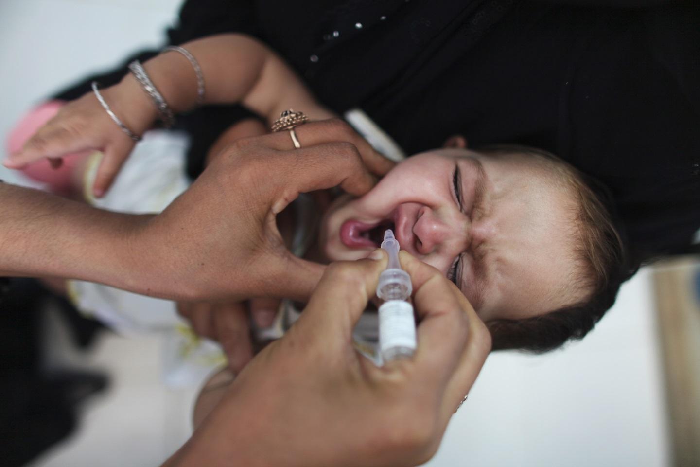 Un jeune enfant est vacciné contre la diphtérie, le tétanos et la polio. 