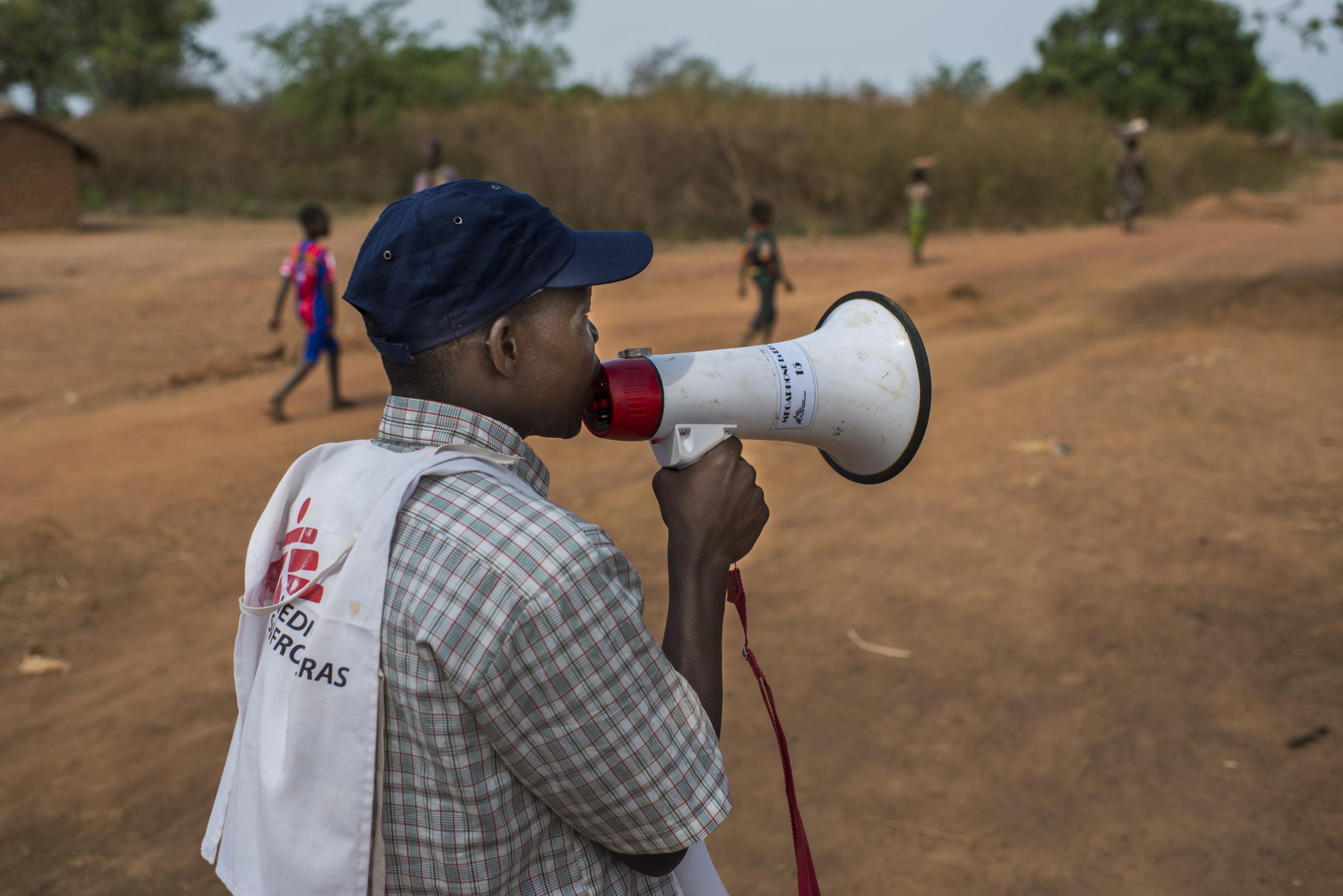 An MSF staff member raises awareness during a vaccination campaign in Maloum: informing people about the benefits of vaccination is crucial. March 2017. Central African Republic. 