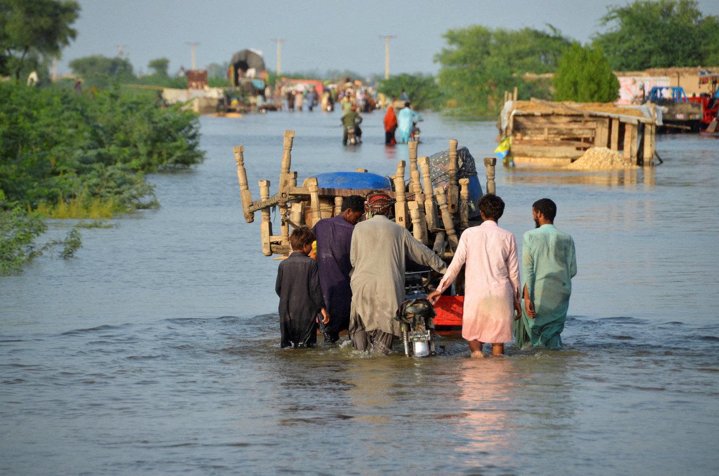 Groupe de personne marchant dans l'eau