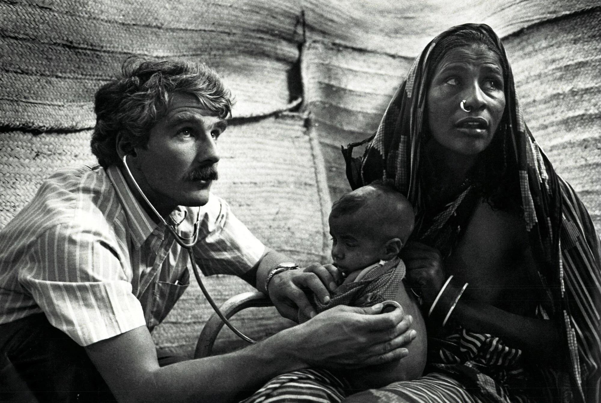 Une femme, son enfant et un médecin en 1979