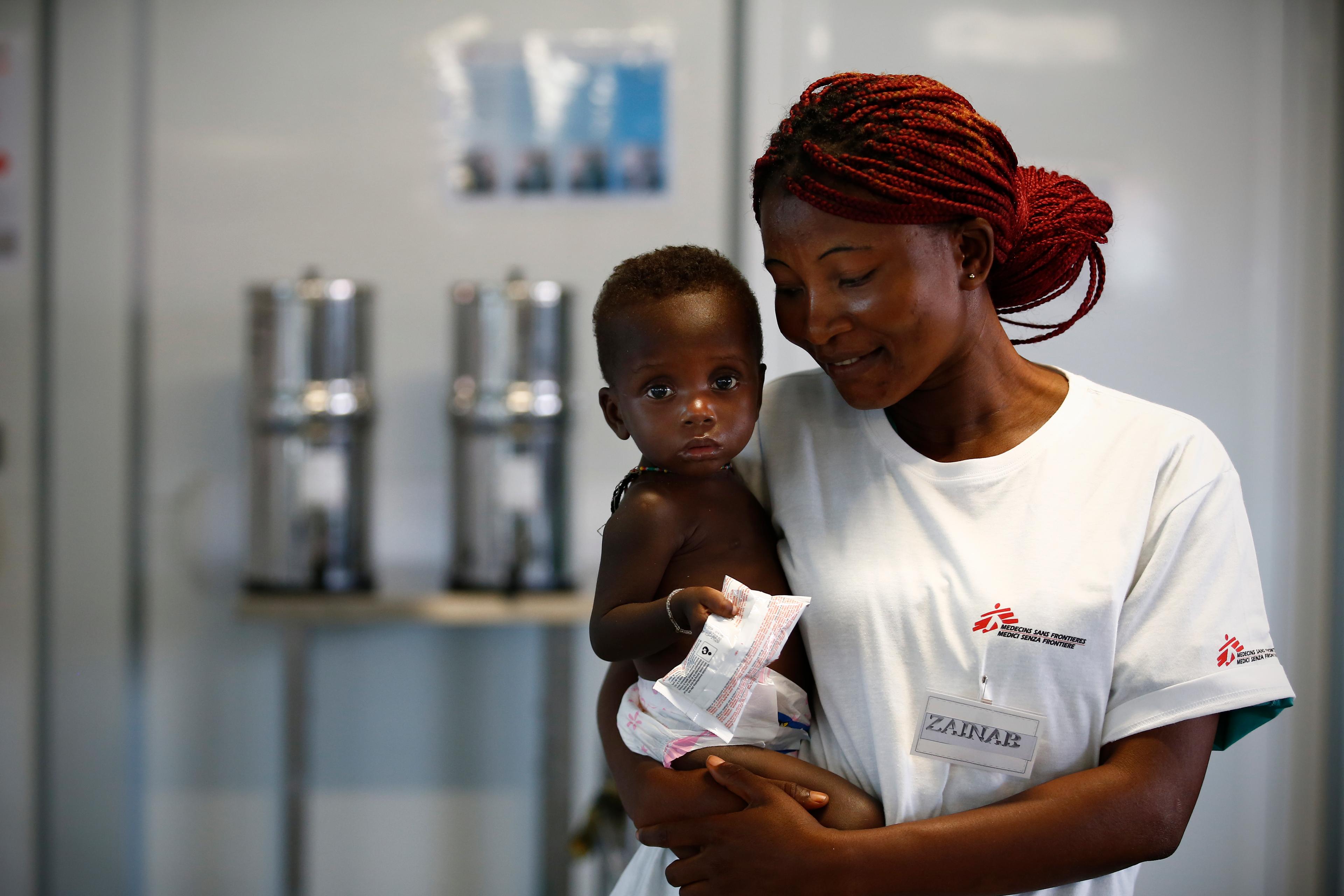 Mussa, un an, au centre nutritionnel de l'hôpital MSF de Kenema.