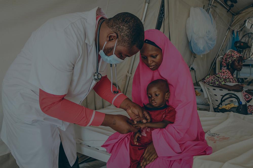 Un médecin MSF examine un enfant souffrant de malnutrition sévère, Maiduguri, dans l'État de Borno, au Nigeria. ©Nasir Ghafoor/MSF 