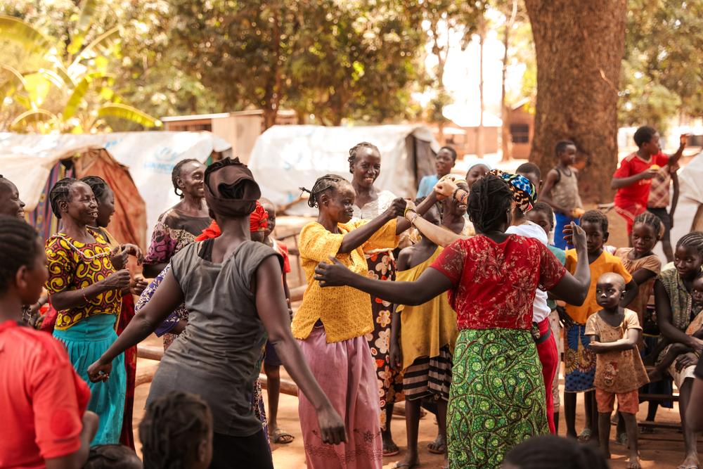 Lors d'une séance de santé mentale organisée par MSF pour les femmes, les participantes chantent et dansent pour évacuer le stress et trouver un peu de joie, malgré la crise qu'elles ont traversée et l'incertitude de leur avenir. Mars 2022 © Scott Hamilton/MSF