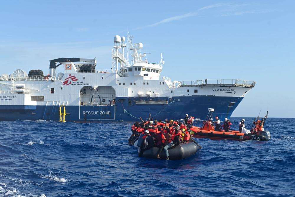 Le 13 octobre 2022, notre équipe a effectué un second sauvetage suite à une autre alerte partagée par Alarm Phone. 122 personnes, dont plus de 90 mineurs, étaient en détresse sur un bateau pneumatique surchargé qui avait quitté la Libye la veille. A l'arrivée de notre équipe, l'un des boudins était déjà en train de se dégonfler. Les 122 survivants sont maintenant en sécurité à bord du Geo Barents et pris en charge par l'équipe médicale. © Candida Lobes/MSF