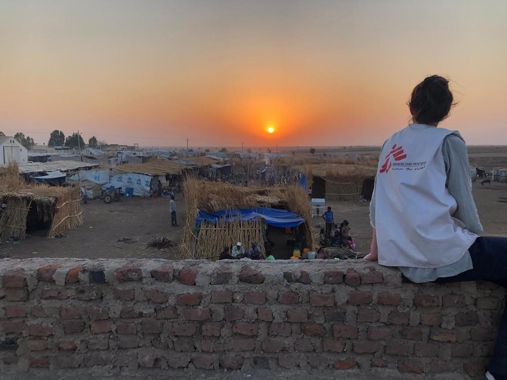 Un employé de MSF surplombe la zone d'accueil à Hamadyet où plus de 10 000 personnes vivent en attendant d'être transférées dans un camp permanent. ©MSF