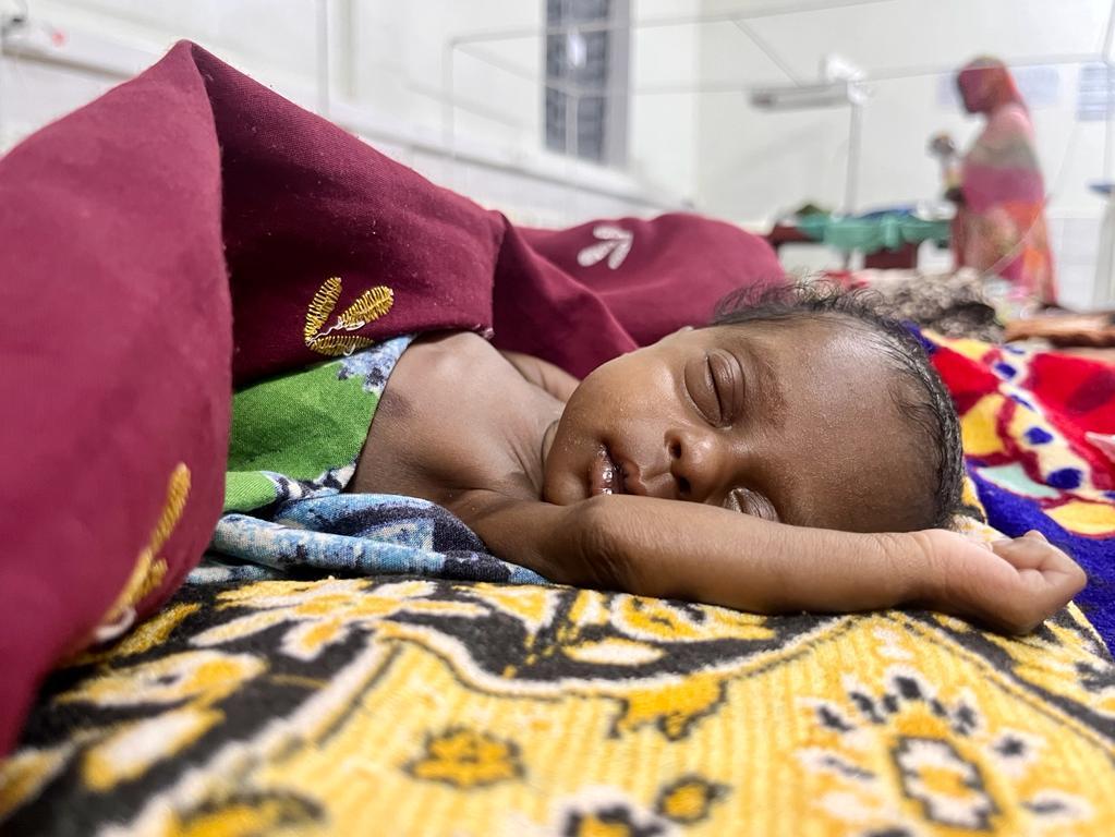 « Une lueur d’espoir ». Un bébé pesant séulement 800 grammes a été amené dans notre maternité. La petite fille a connu des débuts difficiles, mais a pu rentrer chez elle en bonne santé après plus d’un mois de soins intensifs. Sa mère lui a donné un nom spécial : Mikaela, en honneur de notre pédiatre Michael. © MSF