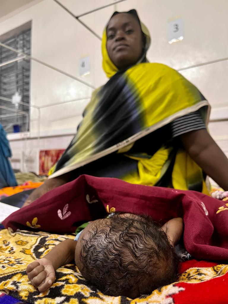 La petite Mikaela avec sa mère. © MSF