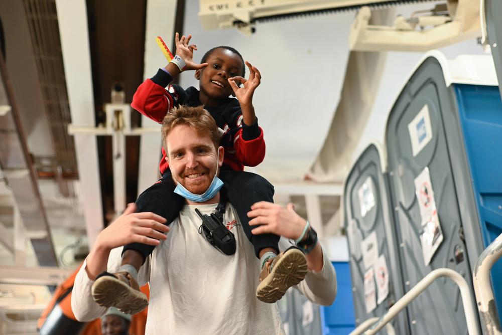 Survivants sur le pont. Ils font partie des 254 personnes secourues sur la rotation 20 entre le 4 et le 6 décembre 2022 par l'équipe de recherche et de sauvetage de MSF. ©Candida Lobes/MSF 