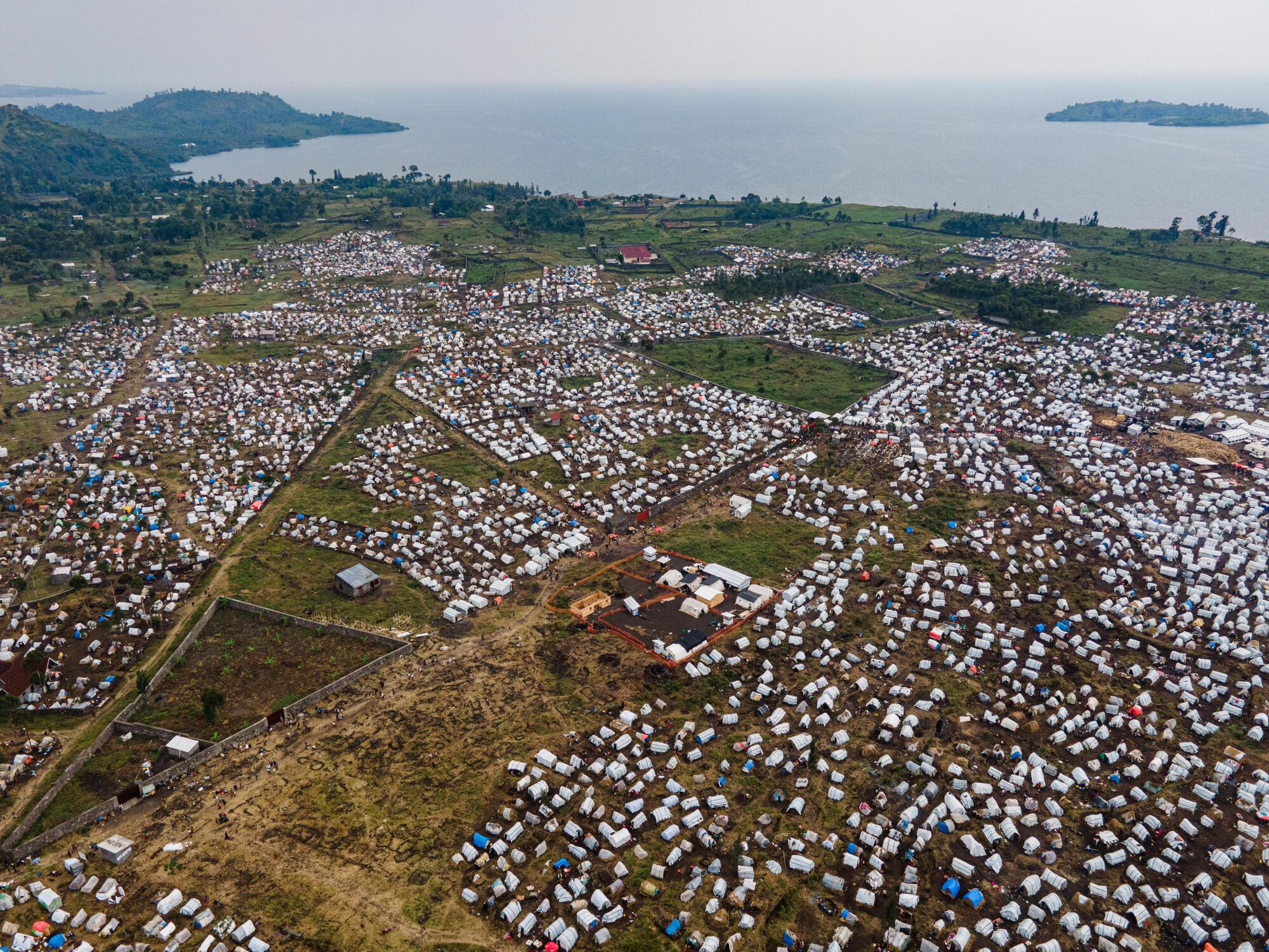 RDC Vue aérienne du site de déplacés de Bulengo, à la périphérie de la ville de Goma, au Nord-Kivu. MSF fournit une assistance médicale gratuite et de l'eau potable à plus de 7 000 ménages qui y ont trouvé refuge depuis 2023 à la suite d'affrontements armés dans et autour de la zone de santé de Mweso. L'organisation construit également 200 latrines, dont 120 sont déjà fonctionnelles. © Michel Lunanga/MSF