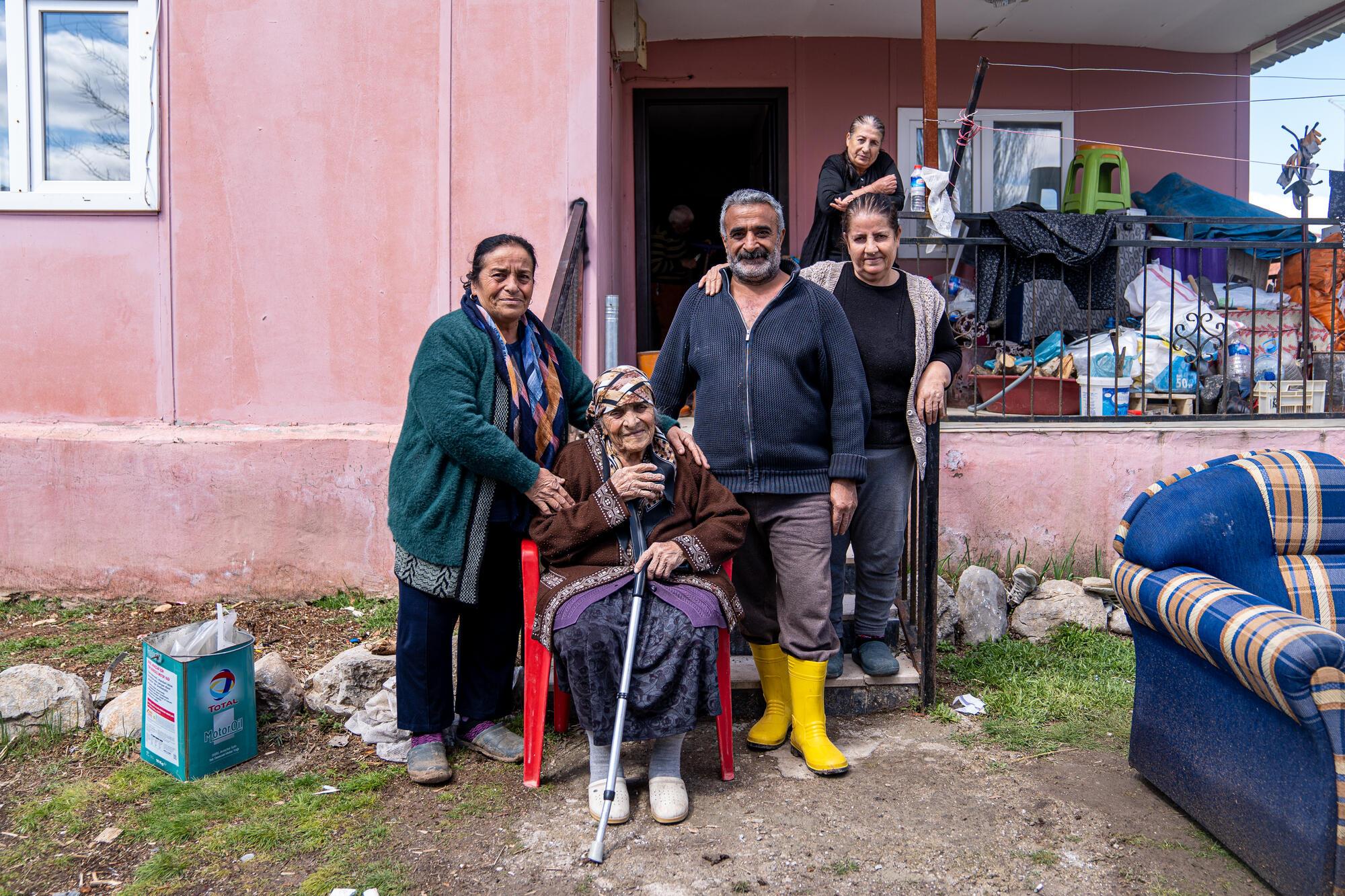 Semra Karaca, Sultan Kodaş, Hüseyin Kodaş et Şengül Kodaş (de gauche à droite) vivent en famille dans le village d'Ören, à la périphérie de Malatya, en Turquie. Ils ont été très affectés par les récents tremblements de terre, ainsi que par les fortes inondations dans la région. Mars, 2023 © Mariana Abdalla/MSF