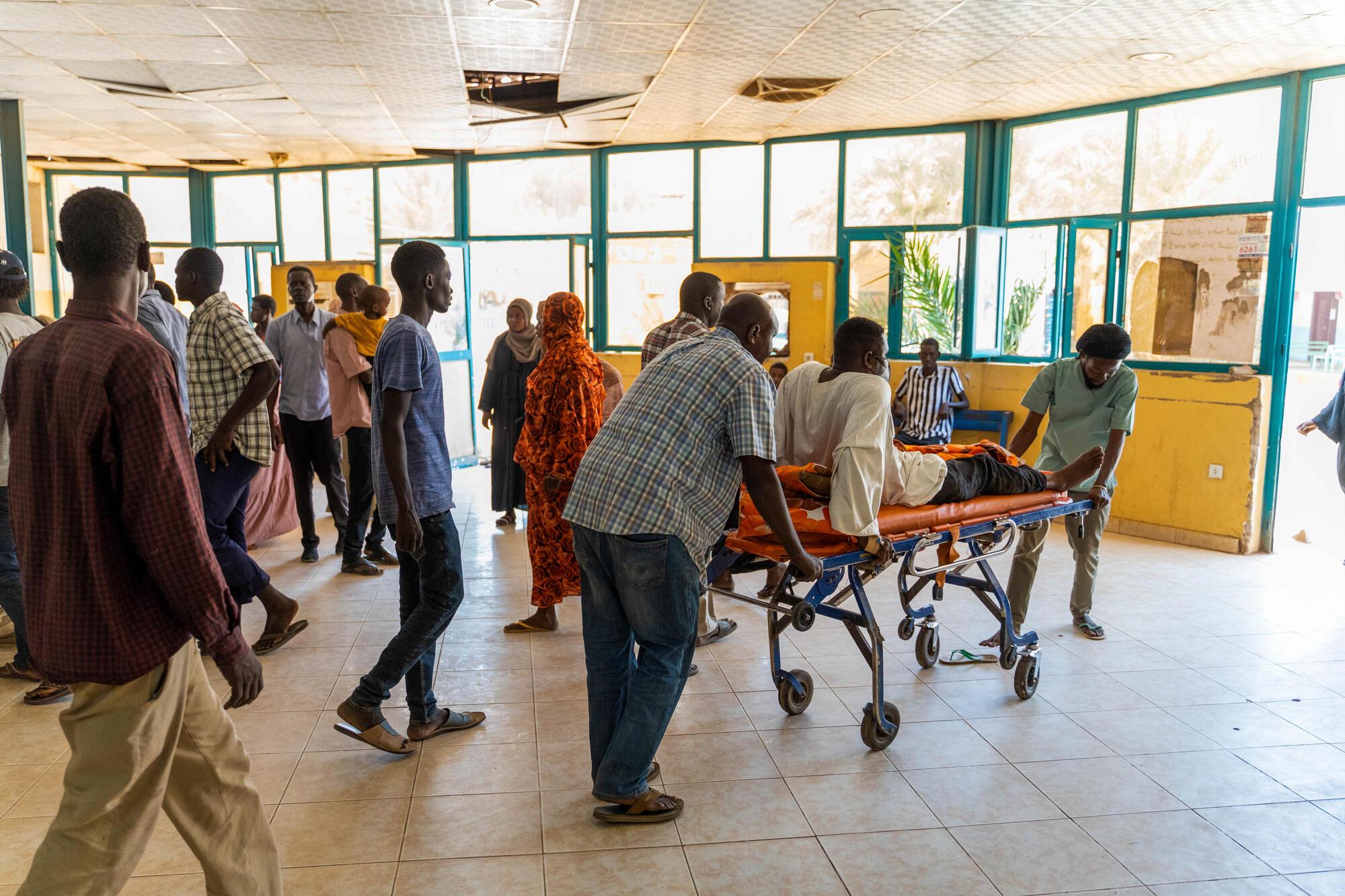 Équipe chirurgicale d'urgence à l'hôpital Bashair Khartoum, Soudan. Mai, 2023 © MSF/Ala Kheir