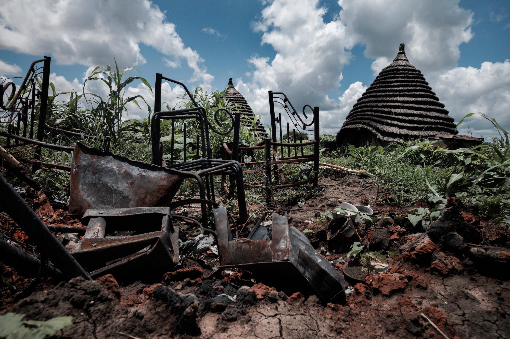 Poste de santé MSF détruit par les combats : Village de Wunpeth © Sean Sutton/Panos Pictures