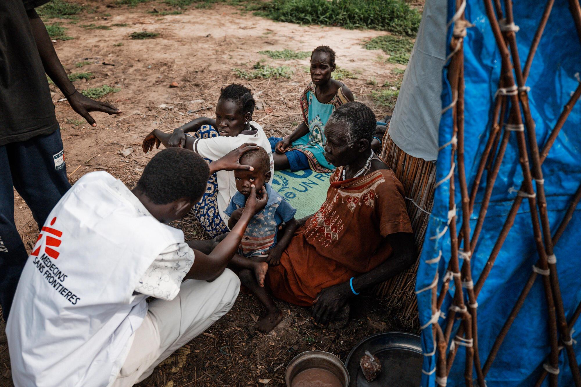 Chuol, membre de l'équipe de gestion intégrée des cas communautaires (ICCM), donne des conseils de santé à un villageois lors d'une visite au poste de santé MSF dans le village de Dokura. © Sean Sutton/Panos Pictures