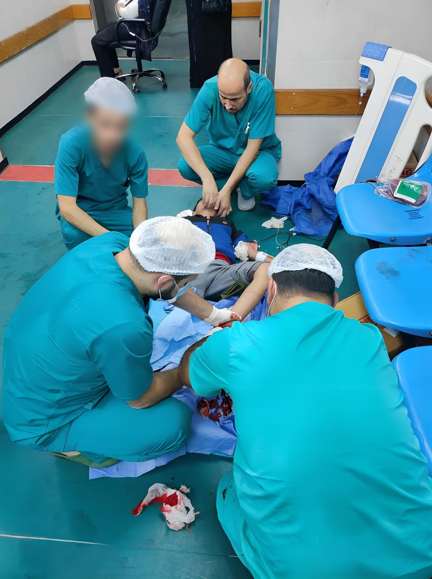 Le Dr Obeid, chirurgien MSF à Gaza, raconte l'histoire d'un jeune garçon qui a dû subir une amputation sans anesthésiques appropriés, ceux-ci n'étant plus disponibles. Les médicaments et l'aide humanitaire essentielle doivent être immédiatement autorisés à entrer dans la bande de Gaza afin de sauver des vies. Novembre, 2023 © MSF