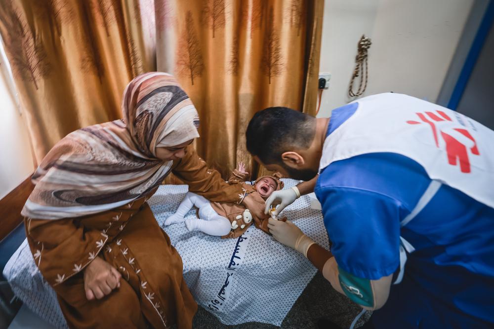 Je"Je m'appelle Jameel Awad Allah. Je travaillais à l'hôpital Al Awda, dans le nord de la bande de Gaza. En raison de la guerre, nous sommes allés dans le sud. Je travaille maintenant à la clinique des Martyrs à Khan Yunis, où je m'occupe des cas d'urgence". 28 novembre 2023. © Mohammed ABED