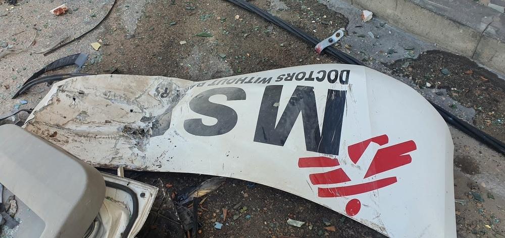 Le capot avant d'une voiture, clairement marquée du logo MSF, qui a été délibérément détruite par l'armée israélienne. Ville de Gaza, Palestine, 24 novembre 2023. © MSF