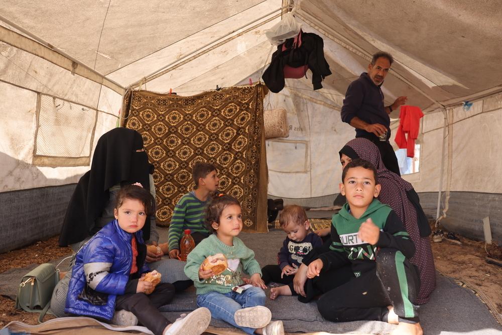 Une famille s'abrite sous une tente dans le sud de Gaza. La plupart des abris fragiles dans lesquels les gens vivent sont battus par les vents violents et les fortes pluies. Gaza, 24 novembre 2023. © Mohammed ABED