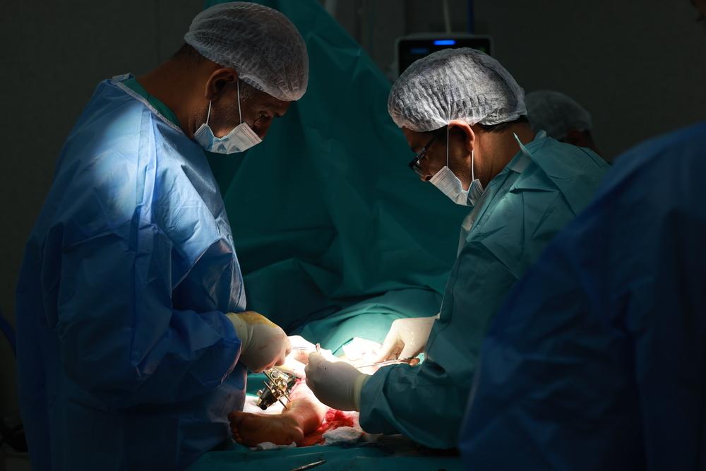 Des chirurgiens opèrent un patient gravement blessé dans le sud de Gaza, à l'hôpital Nasser. Gaza, 23 novembre 2023. © Mohammed ABED