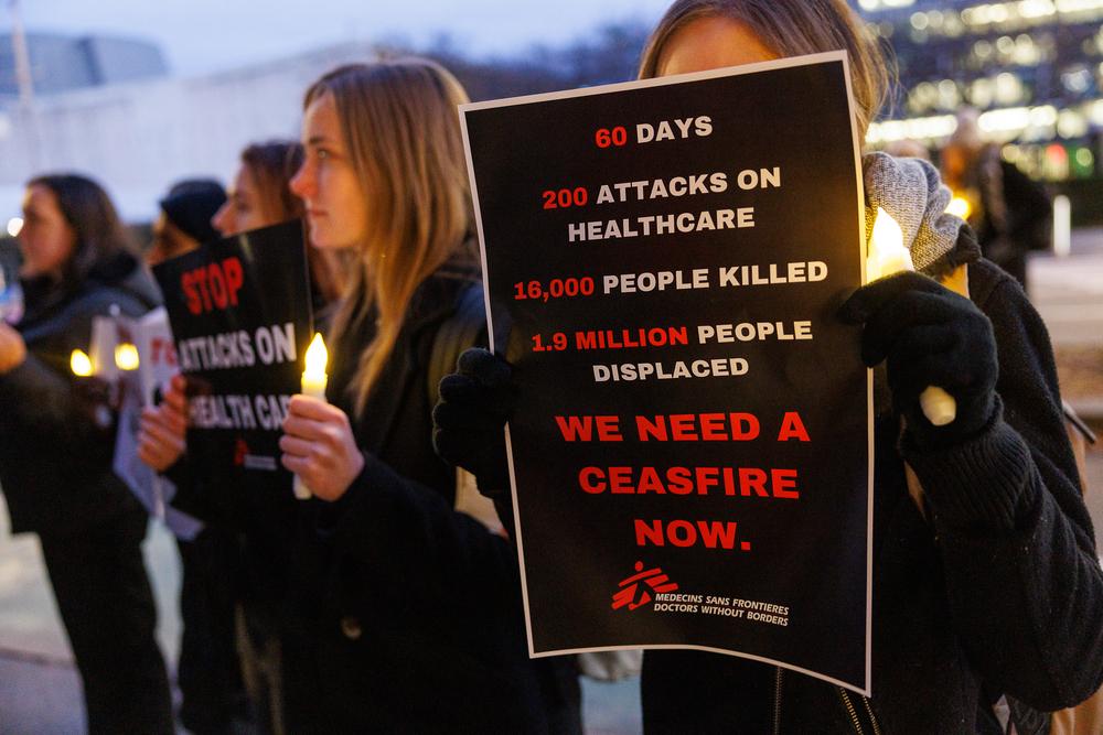 Le personnel de MSF USA se rassemble devant le siège de l'ONU à New York pour rendre hommage aux collègues tués pendant la guerre à Gaza et pour appeler à un cessez-le-feu immédiat et durable. © Sara Kerens/The Associated Press