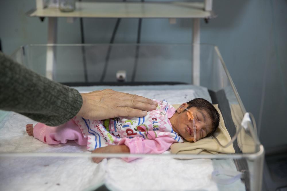 Cet enfant est le neuvième de la mère et le bébé de 8 jours né à la maison. Zalikha, la mère, a été orientée vers l'hôpital régional de Mazar par une clinique de Charbolak, un district isolé où elle vit. Ce bébé est hospitalisé depuis sept jours à l'unité de soins intensifs néonatals soutenue par MSF. © Oriane Zera