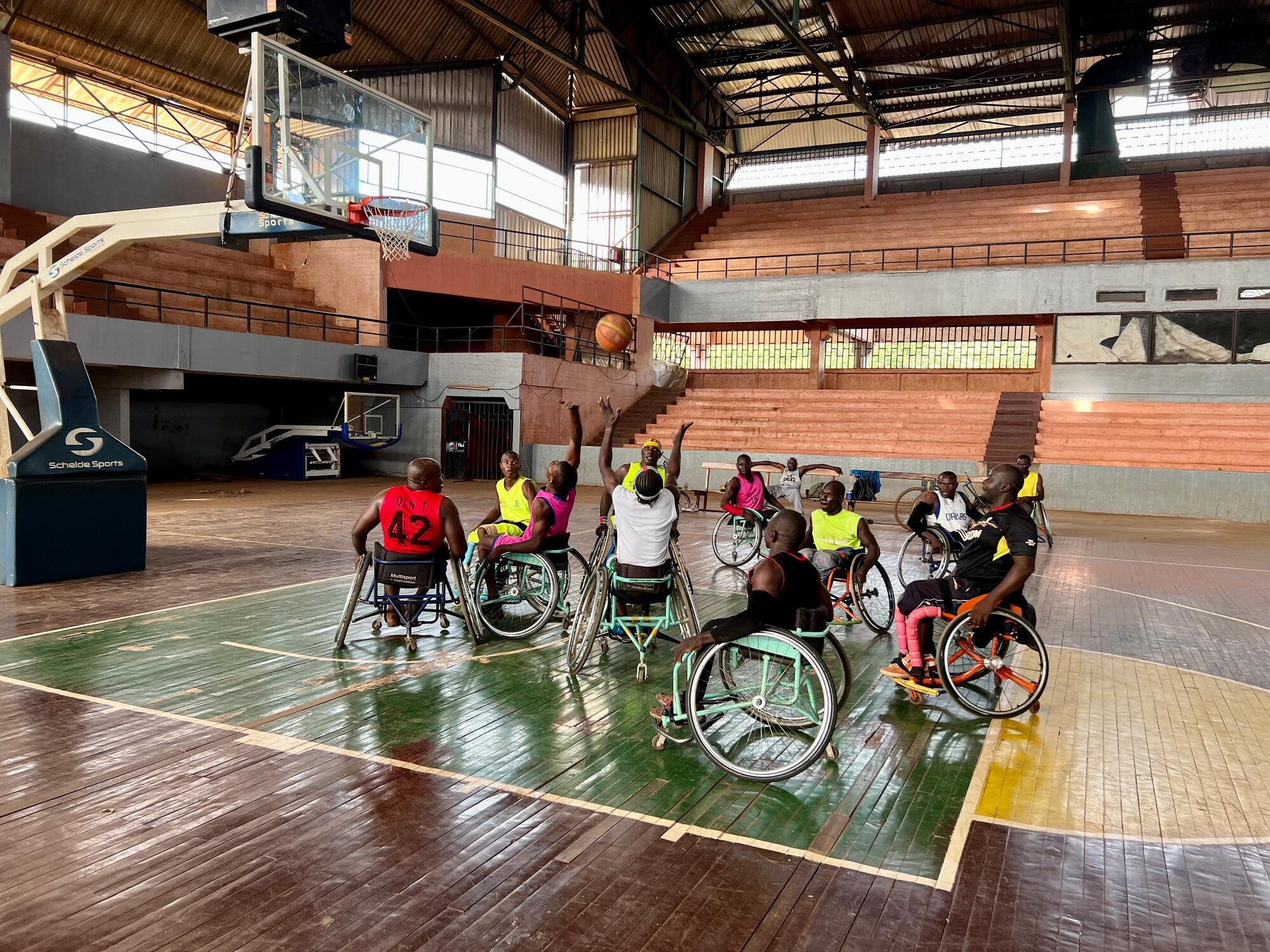Bienvenu, un basketteur handicapé du RCA; Avril, 2023 © Kristen Poels/MSF