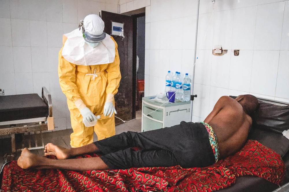 Un médecin du ministère de la santé administre une injection intraveineuse à un patient atteint de la fièvre de Lassa admis dans le service des cas confirmés de l'unité de virologie de l'hôpital universitaire fédéral d'Abakaliki 1, dans l'État d'Ebonyi. ©MSF/Abba Adamu Musa
